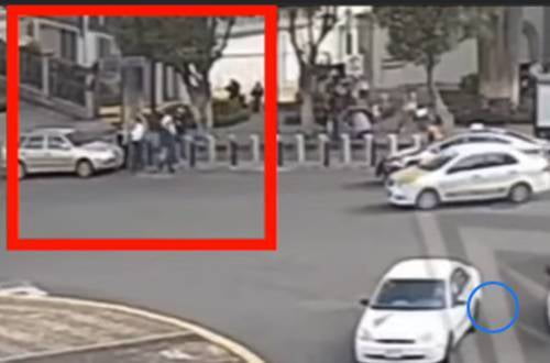 Video: Por una infracción, sujetos golpean a policías viales de Toluca